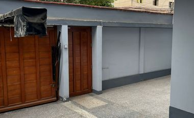 VENDO AMPLIA CASA 284 m2 -PRECIO DE OCASIÓN