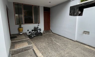 VENDO AMPLIA CASA 284 m2 -PRECIO DE OCASIÓN