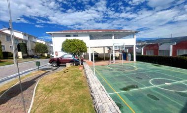 Casa de venta Urbanización Einsein, Carcelén. 4 habit. 2 parq.