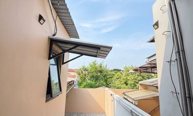 DIJUAL CEPAT (BU)! Rumah dengan lokasi super strategis di Meruya, Jakarta Barat. Akses sangat mudah, hanya hitungan menit menuju gerbang Tol JORR dan