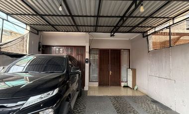 DIJUAL CEPAT (BU)! Rumah dengan lokasi super strategis di Meruya, Jakarta Barat. Akses sangat mudah, hanya hitungan menit menuju gerbang Tol JORR dan
