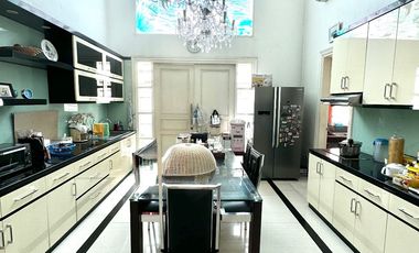 RUMAH MEWAH DI TOMANG JAKARTA BARAT. BANGUNAN KOKOH HIGH CEILING SHM