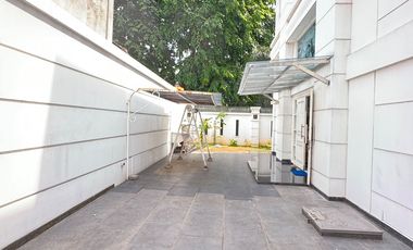RUMAH MEWAH DI TOMANG JAKARTA BARAT. BANGUNAN KOKOH HIGH CEILING SHM