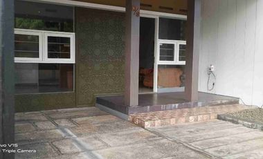 di sewakan rumah 2 lantai plus furniture untuk rumah tinggal