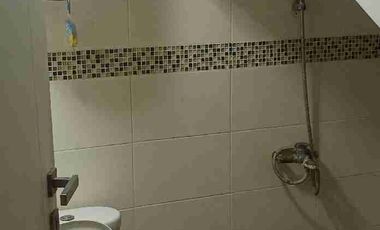 di sewakan rumah 2 lantai plus furniture untuk rumah tinggal
