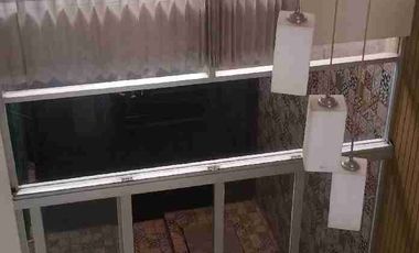 di sewakan rumah 2 lantai plus furniture untuk rumah tinggal