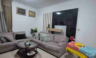 Disewakan u/ R tinggal 2 lantai furniture dalam. komplek