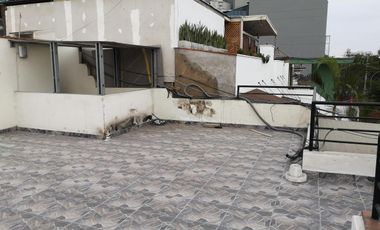 ¡Amplia Casa con 8 Ambientes en San Isidro, a 2 Cuadras del Olivar!