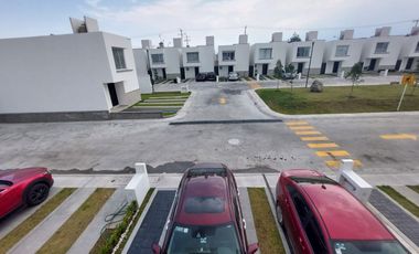 CASA EN RENTA EN BOSQUES DE ICA ZINACANTEPEC CON JARDÍN Y SEGURIDAD 24/7