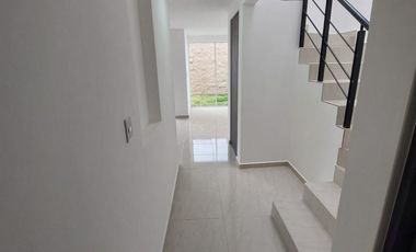 CASA EN RENTA EN BOSQUES DE ICA ZINACANTEPEC CON JARDÍN Y SEGURIDAD 24/7