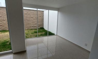 CASA EN RENTA EN BOSQUES DE ICA ZINACANTEPEC CON JARDÍN Y SEGURIDAD 24/7
