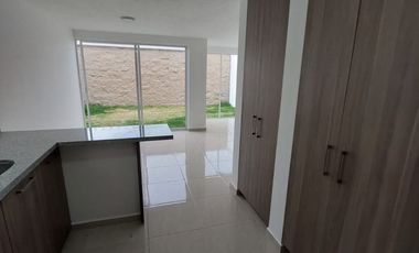 CASA EN RENTA EN BOSQUES DE ICA ZINACANTEPEC CON JARDÍN Y SEGURIDAD 24/7