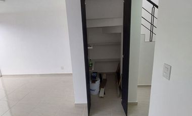CASA EN RENTA EN BOSQUES DE ICA ZINACANTEPEC CON JARDÍN Y SEGURIDAD 24/7