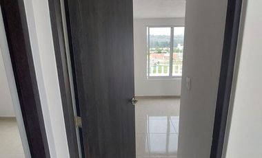 CASA EN RENTA EN BOSQUES DE ICA ZINACANTEPEC CON JARDÍN Y SEGURIDAD 24/7