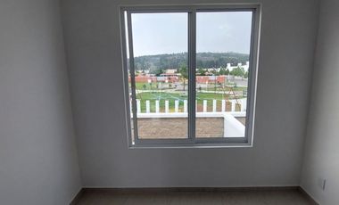 CASA EN RENTA EN BOSQUES DE ICA ZINACANTEPEC CON JARDÍN Y SEGURIDAD 24/7