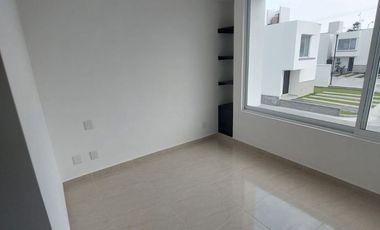 CASA EN RENTA EN BOSQUES DE ICA ZINACANTEPEC CON JARDÍN Y SEGURIDAD 24/7