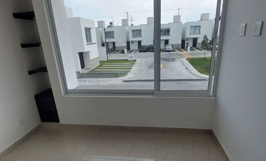 CASA EN RENTA EN BOSQUES DE ICA ZINACANTEPEC CON JARDÍN Y SEGURIDAD 24/7