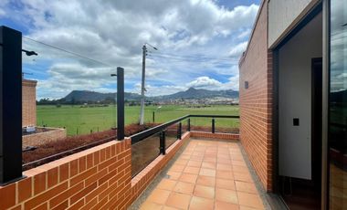 SE VENDE HERMOSA CASA ESQUINERA EN ZIPAQUIRÁ