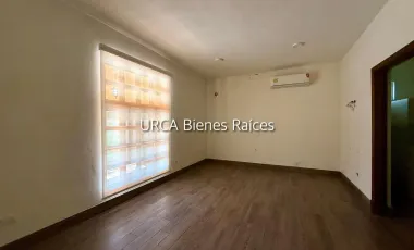 Hermosa Villa en Venta en La Carretera Nacional, en La Zona del Uro