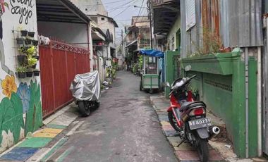 Di Jual Rumah 2 lantai Jalan Cempaka Putih Tengah belakang Taman Solo