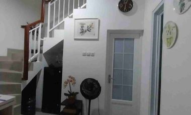 Di Jual Rumah 2 lantai Jalan Cempaka Putih Tengah belakang Taman Solo