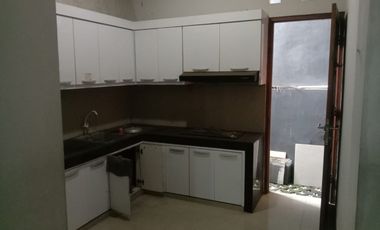 Dijual rumah 2 lantai ditengah kota lokasi (50 m dr perempatan tom silver) kotagede yogyakarta