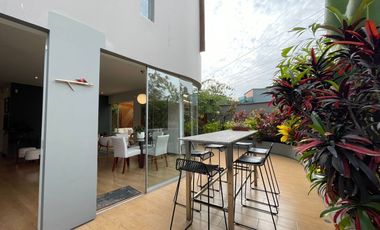 Alquilo exclusivo departamenti amoblado con jardín y terraza en primer piso