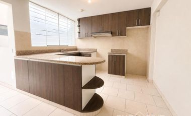 AMPLIO DUPLEX 256M2, 04 DORMITORIOS,BIEN DISTRIBUIDO,VISTA EXTERIOR, VALLE HERMOSO, SURCO