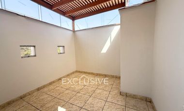 AMPLIO DUPLEX 256M2, 04 DORMITORIOS,BIEN DISTRIBUIDO,VISTA EXTERIOR, VALLE HERMOSO, SURCO