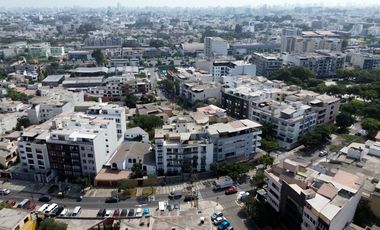 AMPLIO DUPLEX 256M2, 04 DORMITORIOS,BIEN DISTRIBUIDO,VISTA EXTERIOR, VALLE HERMOSO, SURCO