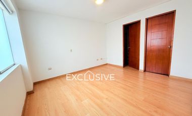 AMPLIO DUPLEX 256M2, 04 DORMITORIOS,BIEN DISTRIBUIDO,VISTA EXTERIOR, VALLE HERMOSO, SURCO