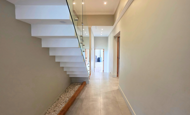 Venta de amplia casa mediterránea de 5 dormitorios y 4 baños en Condominio Los Placeres, San Felipe
