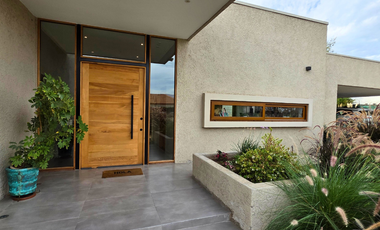Venta de amplia casa mediterránea de 5 dormitorios y 4 baños en Condominio Los Placeres, San Felipe