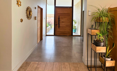 Venta de amplia casa mediterránea de 5 dormitorios y 4 baños en Condominio Los Placeres, San Felipe