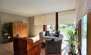 Venta de amplia casa mediterránea de 5 dormitorios y 4 baños en Condominio Los Placeres, San Felipe