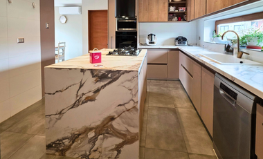 Venta de amplia casa mediterránea de 5 dormitorios y 4 baños en Condominio Los Placeres, San Felipe