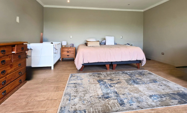 Venta de amplia casa mediterránea de 5 dormitorios y 4 baños en Condominio Los Placeres, San Felipe
