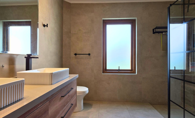 Venta de amplia casa mediterránea de 5 dormitorios y 4 baños en Condominio Los Placeres, San Felipe