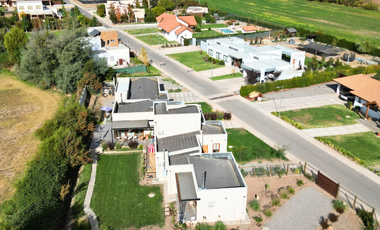 Venta de amplia casa mediterránea de 5 dormitorios y 4 baños en Condominio Los Placeres, San Felipe