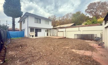 Se arrienda casa en Merino Jarpa al llegar a Alameda, 4 piezas 4 baños, Curicó
