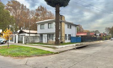 Se arrienda casa en Merino Jarpa al llegar a Alameda, 4 piezas 4 baños, Curicó