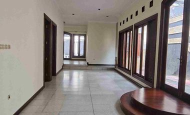 Disewakan Rumah/ Ruang Usaha area Darmo