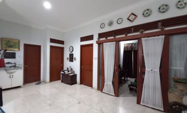 Rumah Komplek Elite Cendrawasih Full Kayu Jati Halaman Luas