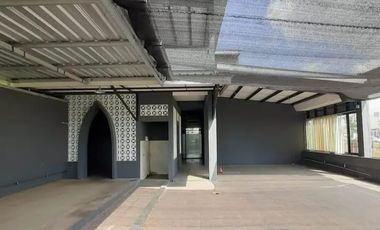 DISEWAKAN BANGUNAN GEDUNG COCOK UNTUK OFFICE LOKASI STRATEGIS SLEMAN
