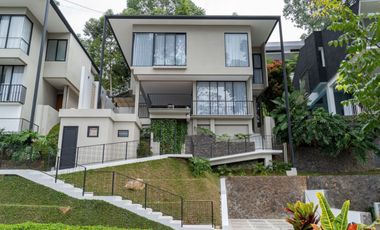 DIJUAL VILLA MEWAH DAGO PAKAR – PRIVATE HEATED POOL & CITY VIEW