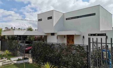 Exclusiva y amplia casa de 3 niveles en Jardines de Curauma 6D 5B + piscina