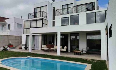 Exclusiva y amplia casa de 3 niveles en Jardines de Curauma 6D 5B + piscina