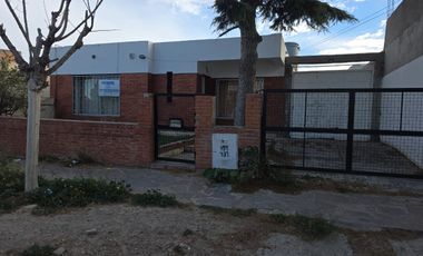 Casa 2 dormitorios  ,patio y departamento en zona hospital