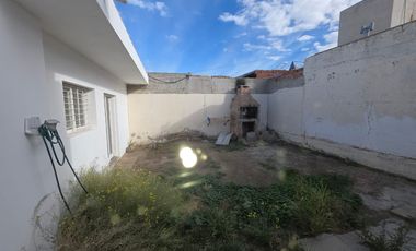 Casa 2 dormitorios  ,patio y departamento en zona hospital