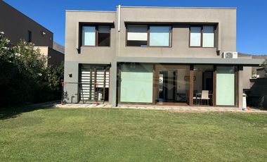 Casa Compra Chamisero 2 Suites 4H 5B Logia Estacionamiento Jardín Alianza Francesa Jumbo